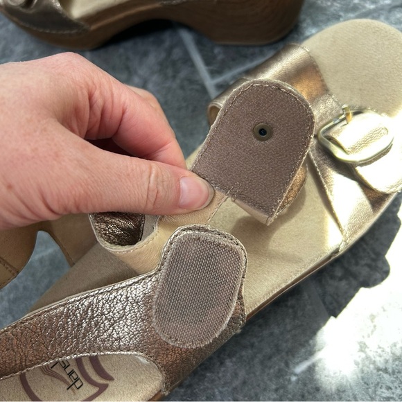 Dansko Gold Sheri Wedge Heel Sandals Size 39 Leather Upper Comfort Sandal 8.5/9 - Picture 10 of 16